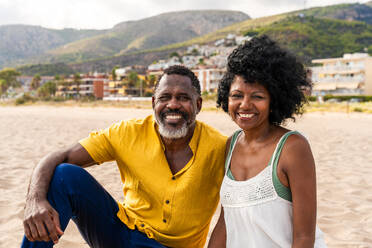 Beautiful mature black couple of lovers dating at the seaside - Married african middle-aged couple bonding and having fun outdoors, concepts about relationship, lifestyle and quality of life - DMDF10429