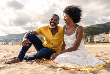 Beautiful mature black couple of lovers dating at the seaside - Married african middle-aged couple bonding and having fun outdoors, concepts about relationship, lifestyle and quality of life - DMDF10432