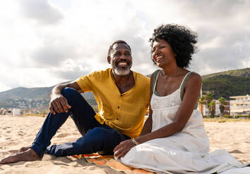 Beautiful mature black couple of lovers dating at the seaside - Married african middle-aged couple bonding and having fun outdoors, concepts about relationship, lifestyle and quality of life - DMDF10433