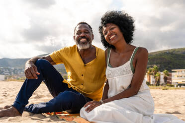 Beautiful mature black couple of lovers dating at the seaside - Married african middle-aged couple bonding and having fun outdoors, concepts about relationship, lifestyle and quality of life - DMDF10436