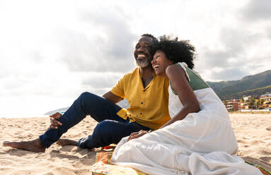 Beautiful mature black couple of lovers dating at the seaside - Married african middle-aged couple bonding and having fun outdoors, concepts about relationship, lifestyle and quality of life - DMDF10442