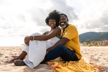 Beautiful mature black couple of lovers dating at the seaside - Married african middle-aged couple bonding and having fun outdoors, concepts about relationship, lifestyle and quality of life - DMDF10443