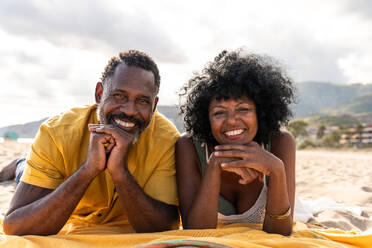 Beautiful mature black couple of lovers dating at the seaside - Married african middle-aged couple bonding and having fun outdoors, concepts about relationship, lifestyle and quality of life - DMDF10456