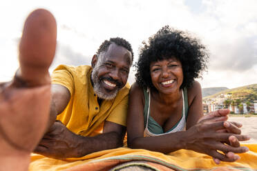 Beautiful mature black couple of lovers dating at the seaside - Married african middle-aged couple bonding and having fun outdoors, concepts about relationship, lifestyle and quality of life - DMDF10461