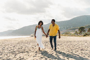 Beautiful mature black couple of lovers dating at the seaside - Married african middle-aged couple bonding and having fun outdoors, concepts about relationship, lifestyle and quality of life - DMDF10476