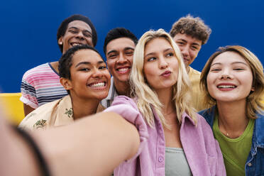 Lachende multiethnische Freunde machen ein Selfie - OIPF03943