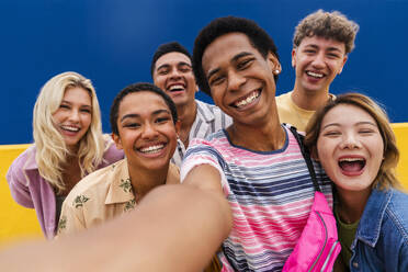 Lachende multiethnische Freunde machen ein Selfie - OIPF03946