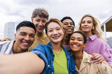 Junge Menschen in der Stadt machen ein Selfie und haben Spaß zusammen - OIPF04035