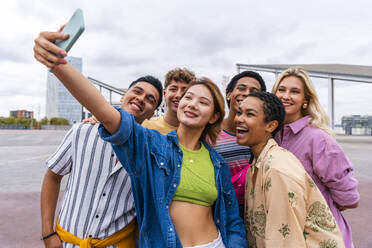 Junge Menschen in der Stadt machen ein Selfie und haben Spaß zusammen - OIPF04037