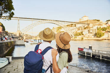 Pärchen vor der Dom-Luis-Brücke in Porto, Portugal - BSZF02678