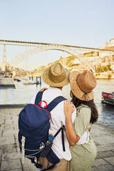 Junges Paar vor der Dom-Luis-Brücke in Porto, Portugal - BSZF02679