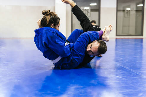 Sportler üben Jujitsu im Dojo - PBTF00495