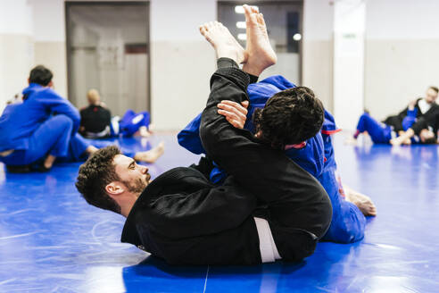 Sportler beim Jujitsu-Training im Dojo - PBTF00499