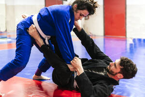 Athleten duellieren sich beim Jujitsu-Training im Dojo - PBTF00500