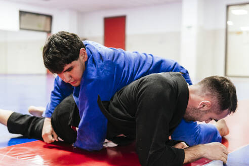 Athleten beim Kampfsporttraining im Dojo - PBTF00502