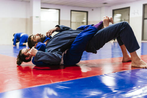 Athleten üben Kampfsportarten im Dojo - PBTF00503