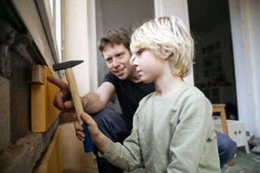 Vater bringt Jungen bei, wie man eine Wand isoliert - NJAF00811