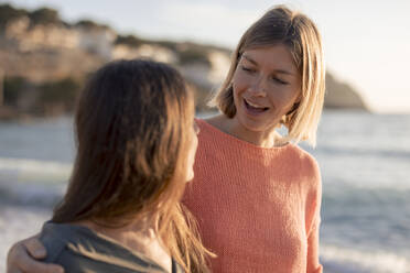 Freunde reden und spazieren am Strand im Urlaub - JOSEF23663