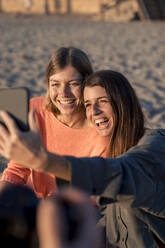Glückliche Freunde nehmen Selfie zusammen am Strand - JOSEF23666