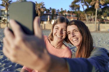 Fröhliche Freunde machen ein gemeinsames Selfie am Wochenende am Strand - JOSEF23712