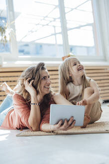 Glückliche Mutter und Tochter mit Tablet-PC zu Hause - JOSEF23746