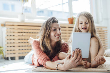 Glückliche Mutter und Tochter nutzen einen Tablet-PC zu Hause - JOSEF23748