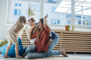 Glückliche Familie spielt mit Kissen zu Hause - JOSEF23754