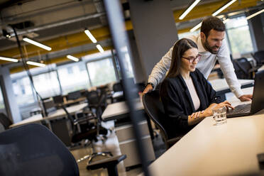 Group of young business people are working together on a laptop - INGF13073