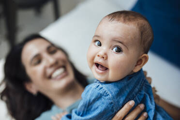 Verspieltes kleines Mädchen mit Mutter auf dem Bett - JOSEF23849