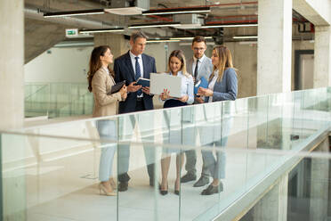 Young startup team working in the modern office corridor - INGF13101