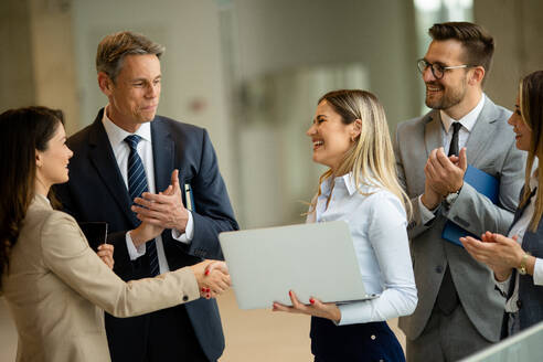 Young startup team working in the modern office corridor - INGF13103