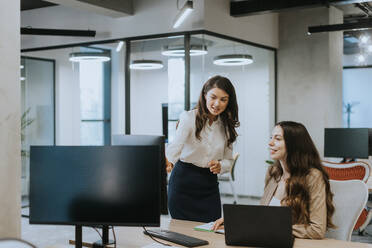 Young business women discussing in the modern office - INGF13285