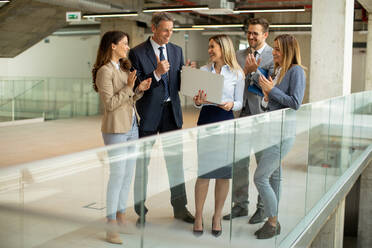 Young startup team working in the modern office corridor - INGF13296