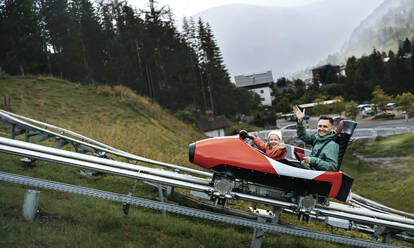 Glücklicher Vater und Tochter auf der Alpen-Achterbahn - NSTF00020