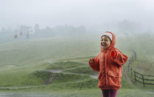 Glückliches Mädchen im Regen stehend - NSTF00021