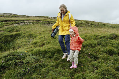 Glückliche Mutter und Tochter beim Wandern in den Bergen - NSTF00034