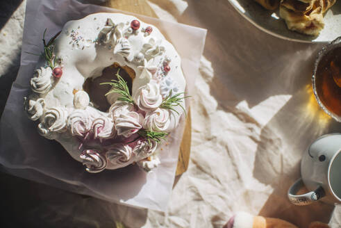 Frischer Kuchen mit Schlagsahne dekoriert auf dem Tisch zu Hause - ASHF00090