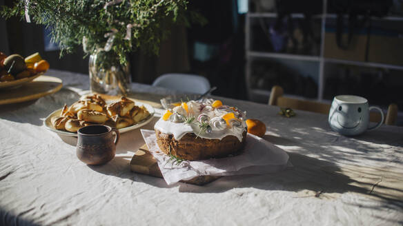 Hausgemachter Kuchen und Gebäck auf dem Tisch zu Hause - ASHF00096