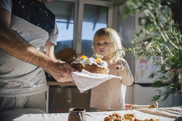 Vater hält Kuchen bei Tochter zu Hause - ASHF00097