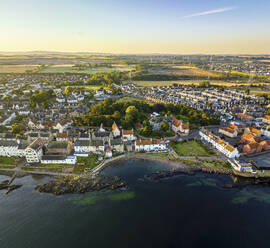 Luftaufnahme einer Drohne von Cockenzie in Longniddry, East Lothian, Schottland, Vereinigtes Königreich. - AAEF26479