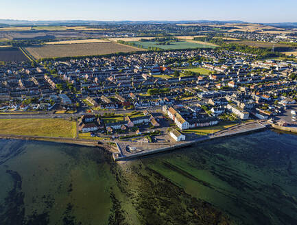 Luftaufnahme einer Drohne von Cockenzie in Longniddry, East Lothian, Schottland, Vereinigtes Königreich. - AAEF26480