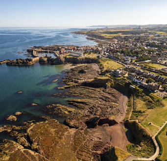 Luftaufnahme einer Drohne von Dunbar, East Lothian, Schottland, Vereinigtes Königreich. - AAEF26486