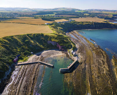 Luftaufnahme einer Drohne von Cove Harbour, Cockburnspath, Scottish Borders, Schottland, Vereinigtes Königreich. - AAEF26488