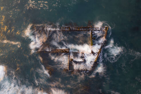 Luftaufnahme des Antipolis-Schiffswracks mit umlaufendem Wasser, aufgenommen mit Langzeitbelichtung, Kapstadt, Westkap, Südafrika. - AAEF26498