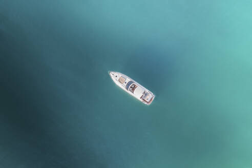 Luftaufnahme einer Luxusyacht, die in einer Küstenbucht in blauem Wasser vor Anker liegt, Kapstadt, Westkap, Südafrika. - AAEF26520