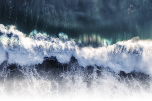 Luftaufnahme einer blauen Meereswelle, die sich mit weißem Schaum und viel Struktur bricht, Kapstadt, Westkap, Südafrika. - AAEF26526