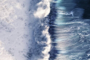 Luftaufnahme einer blauen Meereswelle, die sich mit weißem Schaum und viel Struktur bricht, Kapstadt, Westkap, Südafrika. - AAEF26527