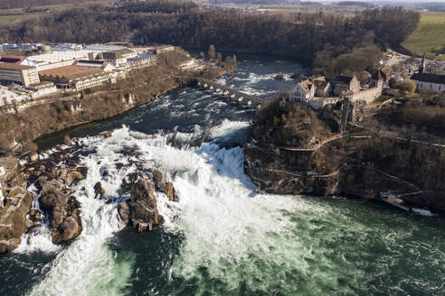 Luftaufnahme des Wasserfalls Rheinfall, Kanton Schaffhausen und Zürich, Schweiz. - AAEF26568