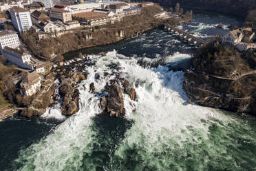 Luftaufnahme des Wasserfalls Rheinfall, Kanton Schaffhausen und Zürich, Schweiz. - AAEF26569