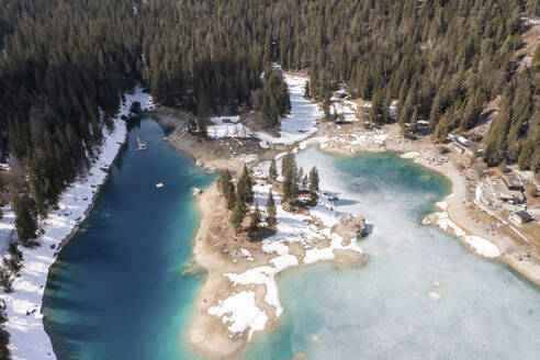 Luftaufnahme des Caumasees, Flims, Kanton Graubünden, Schweiz. - AAEF26572